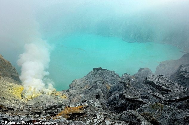 Những người khai thác lưu huỳnh làm việc gần miệng hồ sâu 200m, nước nóng trên miệng núi lửa.