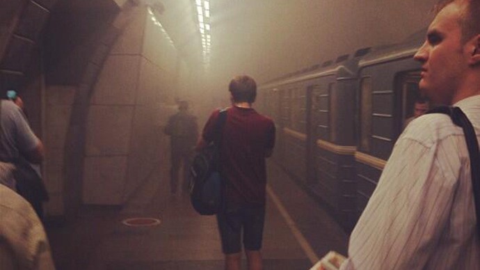 Khói bụi bên trong đường hầm tàu điện ngầm ở ga Okhotny Ryad có hỏa hoạn.
