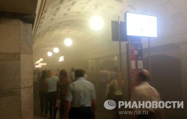 Người dân Moscow di tản ra khỏi ga tàu điện ngầm đầy khói.