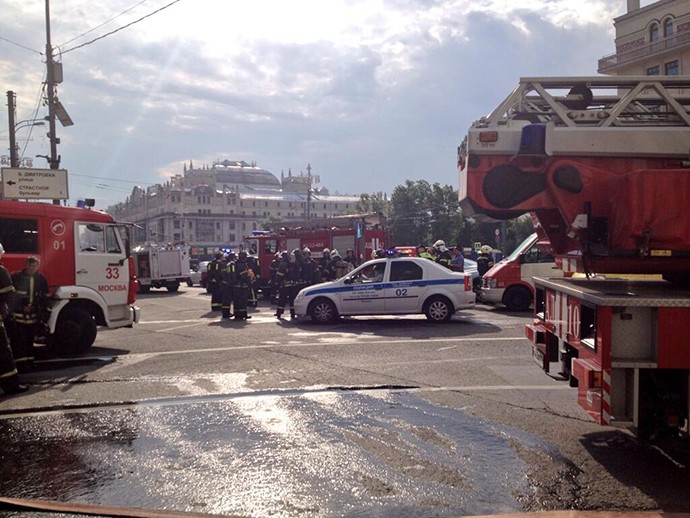 Cảnh sát và lính cứu hỏa cùng xe cứu thương trên mặt đất, phía trên ga Okhotny Ryad.