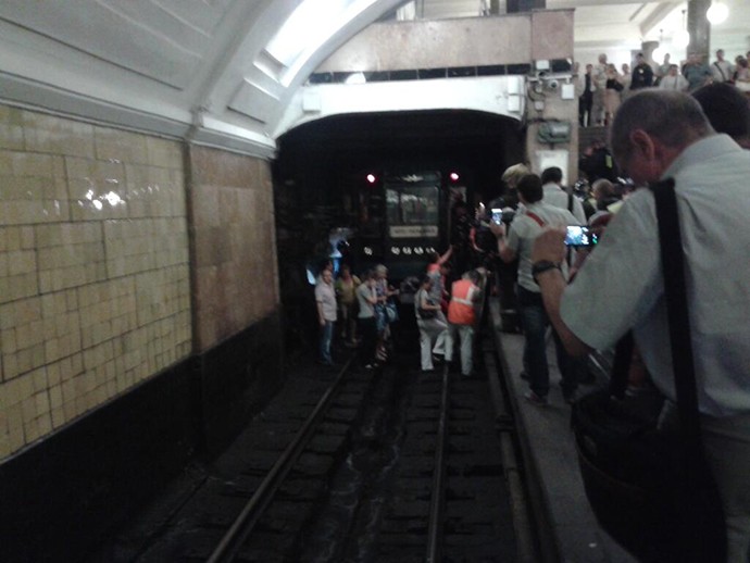 Hành khách được di tản ra khỏi các đoàn tàu đang đến gần ga Okhotny Ryad để tránh hỏa hoạn.