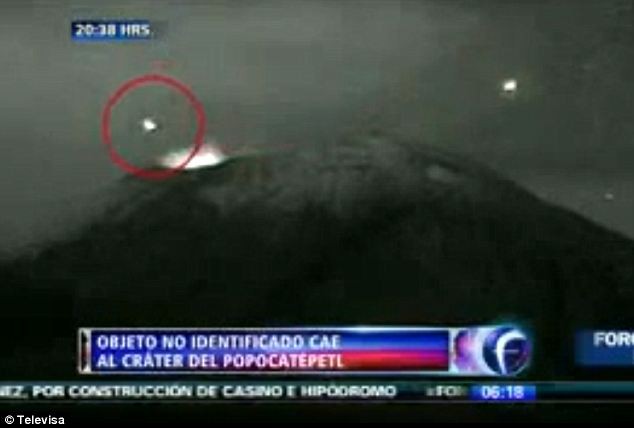 UFO lao xuống miệng núi lửa tại Mexico.