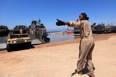 Thủy quân lục chiến Hoa Kỳ đổ bộ tại cảng Aqaba của Jordan.