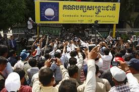 Người biểu tình Campuchia tập trung trước trụ sở đảng Cứu quốc Campuchia (CNRP) của ông Sokha để phản đối cáo buộc trắng trợn của ông.