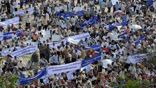 Hàng vạn người Campuchia đã tiến hành biểu tình trên cả nước phản đối tuyên bố xuyên tạc lịch sử của lãnh đạo đảng đối lập.