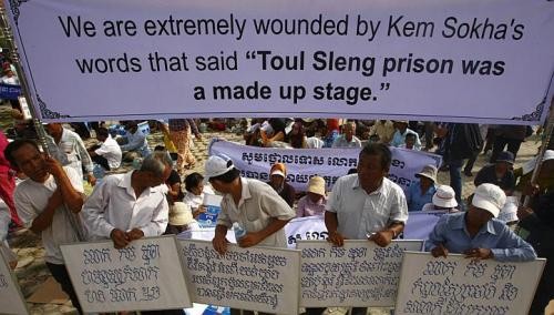 Người biểu tình Campuchia mang biểu ngữ yêu cầu ông Sokha rút lại lời nói của mình.