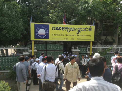 Người biểu tình bao vây phía trước trụ sở đảng Cứu quốc Campuchia (CNRP).