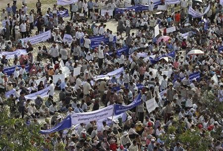 Người Campuchia biểu tình phản đối ông Kem Sokha tại Công viên Tự do ở Phnom Penh ngày 9/6. Ảnh Reuters.