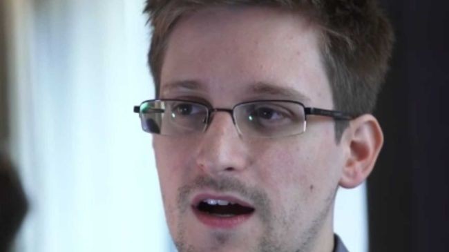 Edward Snowden đã lộ diện và thừa nhận rằng anh chính là người đứng sau vụ rò rỉ thông tin tình báo lớn nhất trong lịch sử cỉa Cơ quan An ninh Quốc gia (NSA).