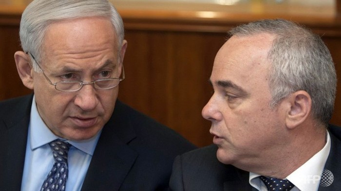 Thủ tướng Israeli Benjamin Netanyahu (trái) cùng Bộ trưởng Tình báo Yuval Steinitz trong một cuộc họp nội các.