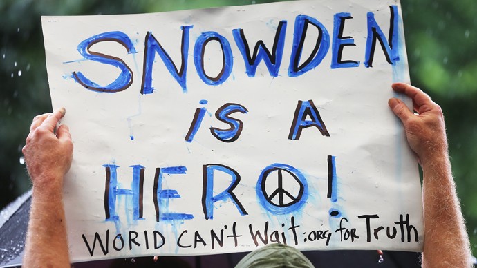Một người ủng hộ giơ tấm biểm ngợi ca Snowden là anh hùng tại quảng trường Union ở Manhattan ngày 10/6.
