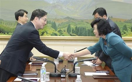 Các đại biểu Triều Tiên (phải) và Hàn Quốc trong cuộc đàm phán cấp chuyên viên hôm 10/6, chuẩn bị cho cuộc đàm phán cấp chính phủ sáng nay đã đột ngột bị hoãn lại vì bất đồng nhân sự.