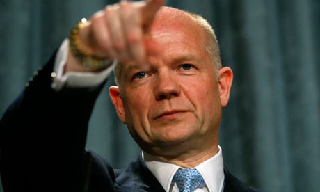Ngoại trưởng Anh William Hague đã ám chỉ khả năng sẽ hành động nhiều hơn để hỗ trợ các phiến quân.