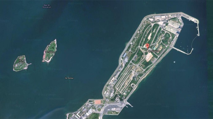 Toàn cảnh căn cứ tàu ngầm hạt nhân của Pháp trên đảo l'Ile Longue .