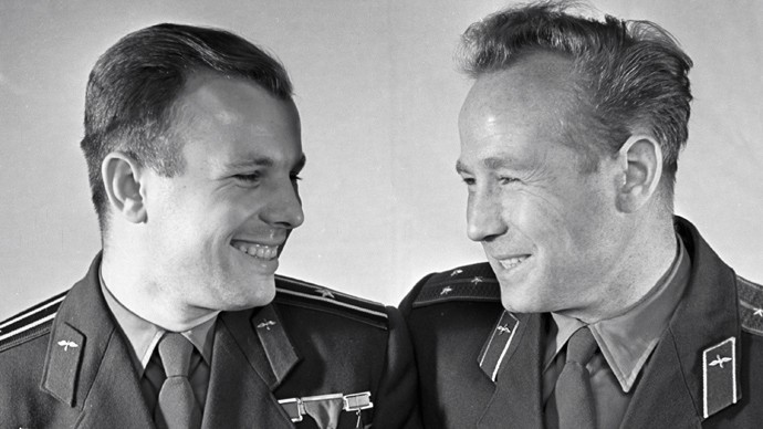 Phi hành gia Yuri Gagarin (trái) và Alexey Leonov.