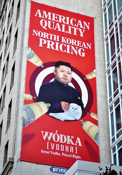 Hình ảnh nhà lãnh đạo Kim Jong-un ôm mèo ở giữa tấm áp phích trong khi những chai vodka như tên lửa chĩa vào