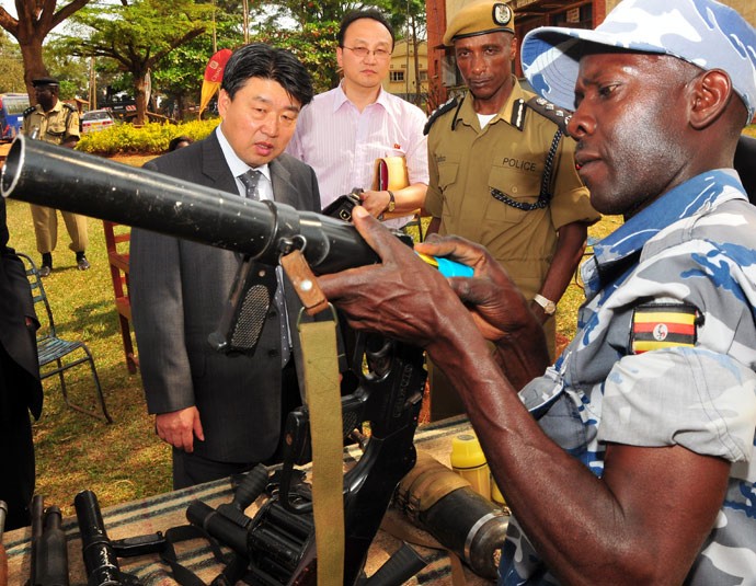 Trưởng đoàn Triều Tiên giới thiệu các thiết bị hỗ trợ cảnh sát làm việc tại Uganda.