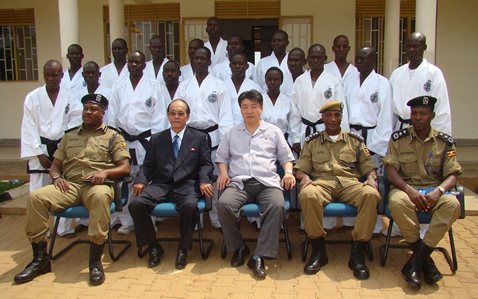 Phái đoàn Triều Tiên trong chuyến thăm Uganda.