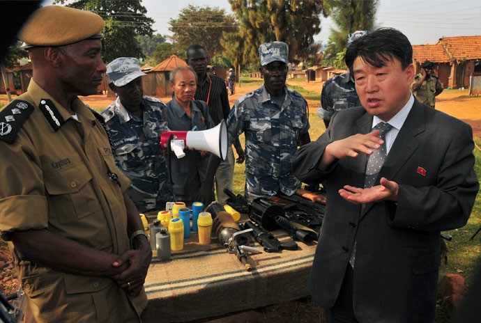 Thứ trưởng Bộ An ninh nhân dân Triều Tiên Ri Song Chol trò chuyện với các quan chức an ninh Uganda.