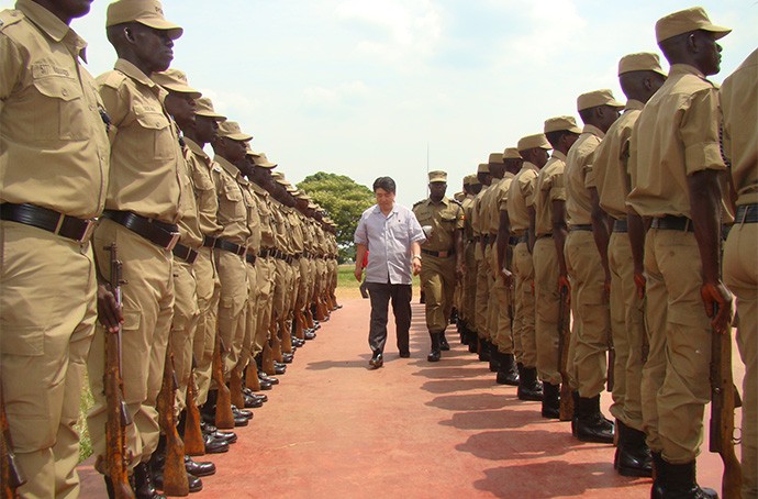 Thứ trưởng Bộ An ninh nhân dân Triều Tiên Ri Song Chol trong chuyến công du Uganda ký kết hợp đồng đào tạo cảnh sát.