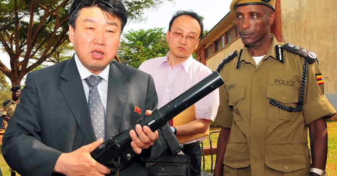 Thứ trưởng Bộ An ninh nhân dân Triều Tiên Ri Song Chol và người đứng đầu lực lượng cảnh sát Uganda, tướng Kale Kayihura, tại Uganda