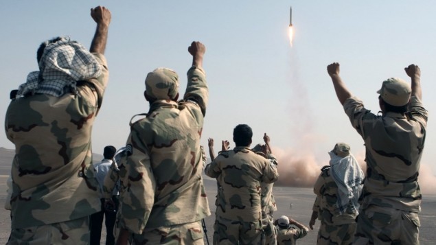 Binh sĩ Iran ăn mừng sau khi phóng tên lửa hồi tháng 7/2012.