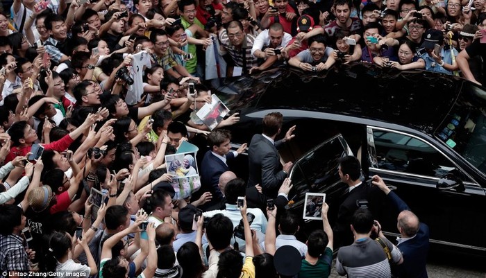 Đám đông sinh viên Thượng Hải vây kín xe chở Beckham.