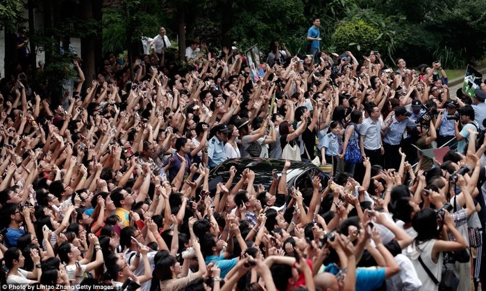 Khoảng 1.000 sinh viên đã đổ tới sân bóng trường đại học để được trông thấy Beckham.