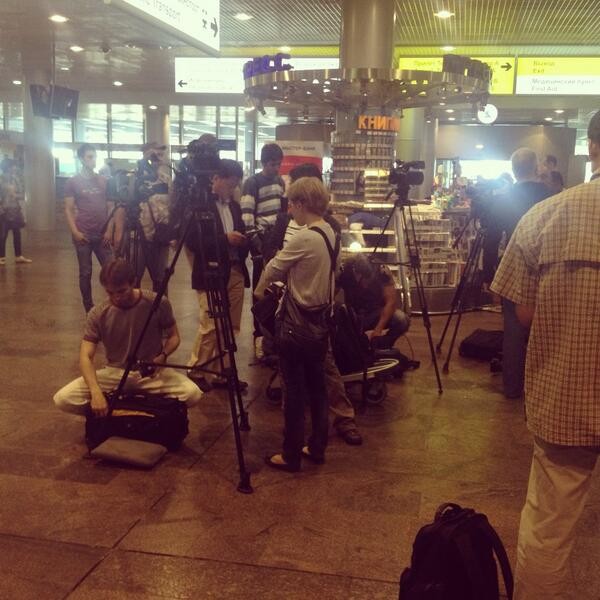 Các phóng viên đứng chờ tại sân bay ở Moscow, nơi được cho là Snowden sẽ quá cảnh.