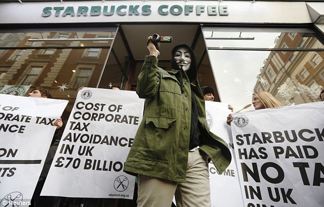 Người Anh biểu tình phản đối hành vi chống thuế của Starbucks.