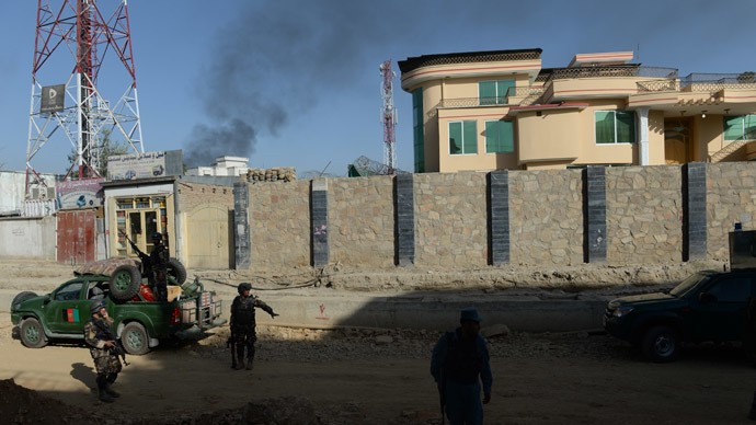 Khói bốc ra từ phía cổng tây dinh Tổng thống Afghanistan sau vụ tấn công của các tay súng Talibam.