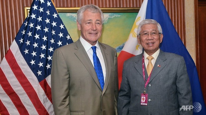 Bộ trưởng Quốc phòng Mỹ Chuck Hagel (trái) và người đồng cấp Philippines Voltaire Gazmin