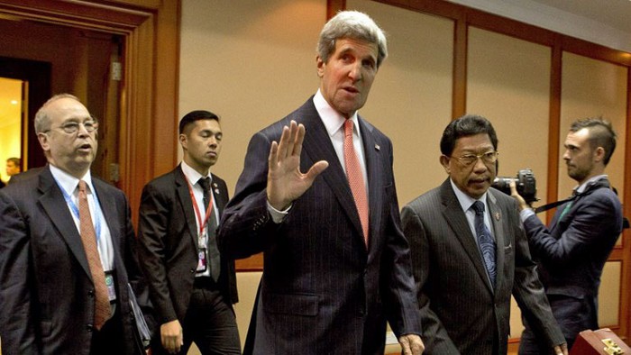 Ngoại trưởng Mỹ John Kerry (giữa).