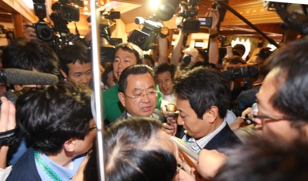 Nhà ngoại giao Triều Tiên Choi Myung-nam (giữa) bị bao quanh bởi đám đông phóng viên tại một trung tâm hội nghị ở Bandar Seri Begawan, Brunei vào ngày 2 tháng 7.