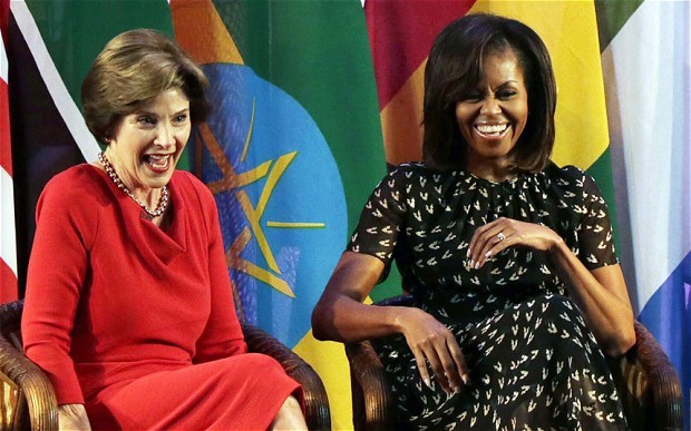 Laura Bush (trái) và Michelle Obama