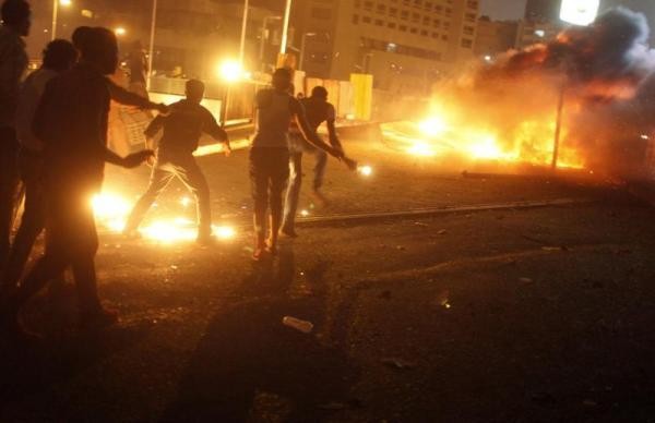 Bạo lực xảy ra sau khi một lãnh đạo của đảng Anh em Hồi giáo Morsi, Mohammed Badie, thề rằng những người ủng hộ họ sẽ hiện diện trên đường phố cho đến khi Tổng thống Morsi được khôi phục quyền lực.