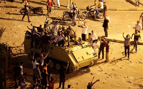 Những người biểu tình khống chế một chiếc xe bọc thép của quân đội.