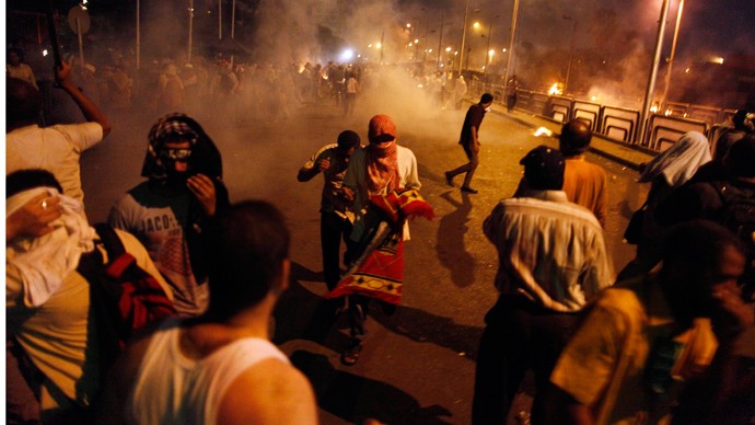 Thành viên nhóm Anh em Hồi giáo ủng hộ Tổng thống bị lật đổ Mohammed Morsi cuộc đụng độ với cảnh sát bên ngoài căn cứ Vệ binh Cộng hòa ở Cairo đầu ngày 8/7.