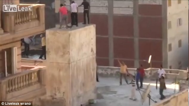 Bốn thanh niên Ai Cập bị nhóm người ủng hộ ông Morsi bao vây trên nóc một tòa nhà.