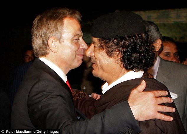 Ông Tony Blair trong một lần gặp gỡ Đại tá Gaddafi.