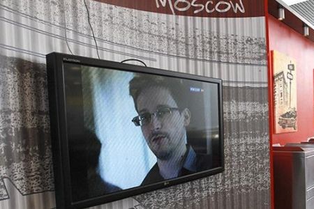 Edward Snowdenc vẫn đang mắc kẹt tại sân bay quốc tế ở Moscow chờ đơn xin tị nạn được chấp thuận.