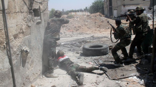 Quân đội Syria chiến đấu chống lại quân nổi dậy.