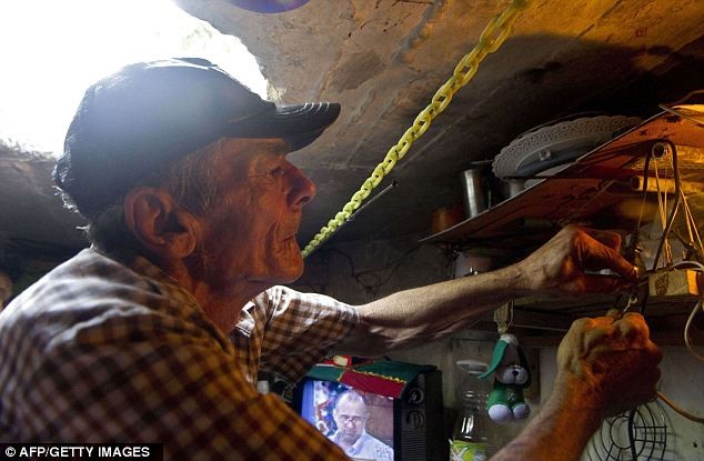Một góc bên trong căn nhà vài mét vuông của cặp vợ chồng cao tuổi người Colombia.