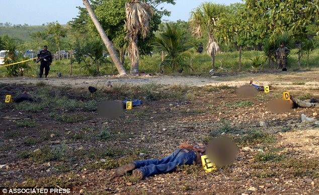 Thi thể của những người đàn ông bị chặt đầu với tay bị trói sau lưng nằm rải rác ở Caserio La Bomba, Guatemala vào năm 2007, sau vụ thảm sát 27 nông dân do Zetas thực hiện.