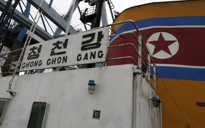Bên ngoài tàu Chong Chon Gang.