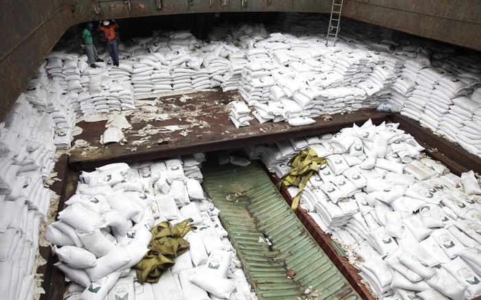 Công nhân Panama đứng trên các bao tải đường bên trong tàu Triều Tiên tại cảng quốc tế Manzanillo tại Panama.