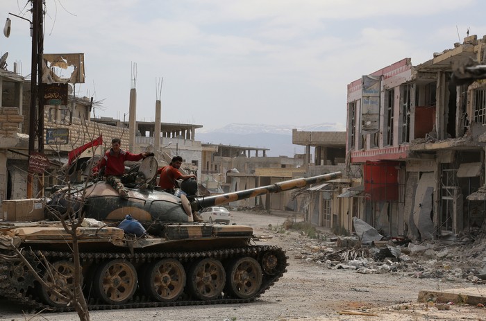 Xe tăng của quân đội Syria tại thị trấn chiến lược Qusayr.