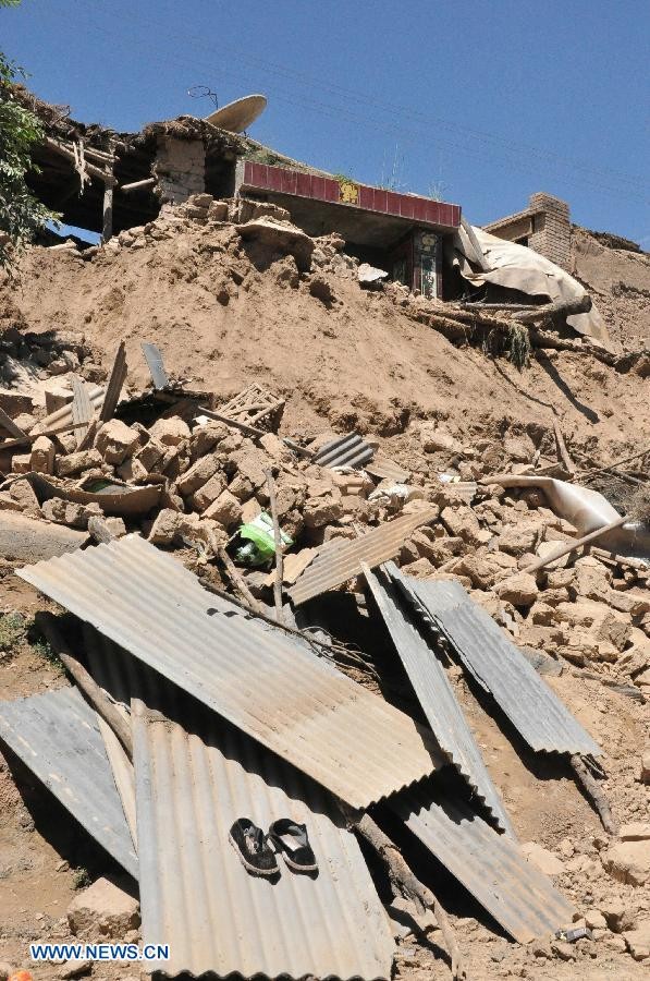 Hiện trường động đất gây sập nhà dân tại Cam Túc hôm 22/7.