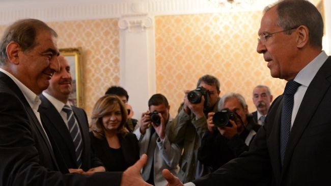 Ngoại trưởng Nga Sergei Lavrov (phải) đón tiếp Phó Thủ tướng Syria Qadri Jamil tại Moscow hôm 22/7.