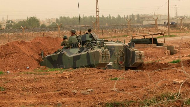 Xe quân sự Thổ Nhĩ Kỳ canh gác tại khu vực biên giới với Syria.
